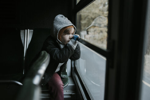 Nachdenklicher Junge, der durch das Fenster schaut, während er in einem Reisebus im Yosemite-Nationalpark sitzt - CAVF59349