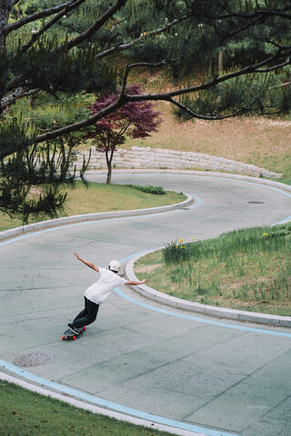 Hohe Winkel Ansicht des Mannes Skateboarding im Park, lizenzfreies Stockfoto