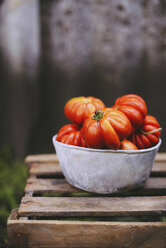 Tomaten in Schale auf Holztisch - CAVF59470