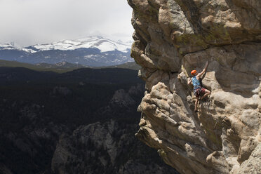 Rückansicht eines männlichen Wanderers beim Bergsteigen - CAVF59506