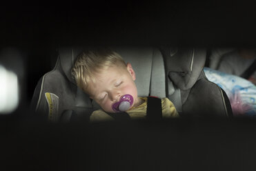Junge saugt am Schnuller, während er im Auto schläft - CAVF59525