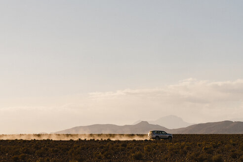 Silhouette eines Geländewagens in der Wüste gegen den Himmel - CAVF59578