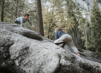 Brüder spielen auf Felsen im Yosemite-Nationalpark - CAVF59616