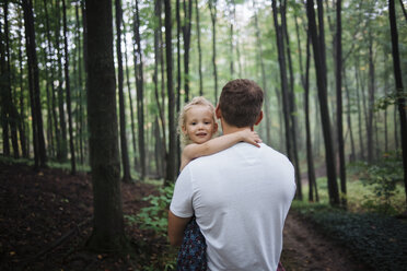 Porträt einer vom Vater getragenen Tochter im Wald - CAVF59649