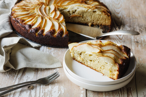 Selbstgebackener glutenfreier Birnenkuchen aus Buchweizenmehl, lizenzfreies Stockfoto