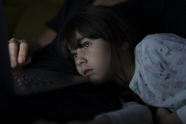 Porträt einer Tochter, die ihren Vater nachts auf der Couch mit dem Laptop beobachtet - ERRF00307
