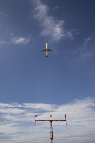 Spanien, Mallorca, Start eines Flugzeugs, lizenzfreies Stockfoto