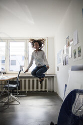 Geschäftsfrau im Büro, Training mit Springseil - MOEF01914