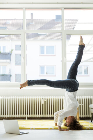 Geschäftsfrau übt Yoga auf dem Boden, lizenzfreies Stockfoto
