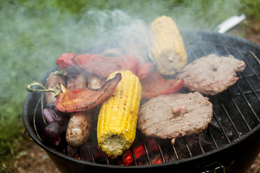 Essen vom Grill, Gemüsespieße und hausgemachte Burger, Zuckermais und Paprika. - MINF09717