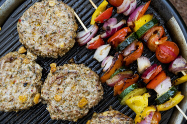 Essen vom Grill, Gemüsespieße und hausgemachte Burger, Kochen im Freien. - MINF09719