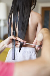 Vater schneidet seiner Tochter zu Hause die Haare, Nahaufnahme - ERRF00320