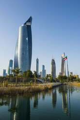 Arabien, Kuwait, Kuwait-Stadt, Al Hamra Turm und Al Shaheed Park - RUNF00345