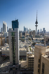 Arabien, Kuwait City, Stadtbild mit Liberation Tower - RUN00348