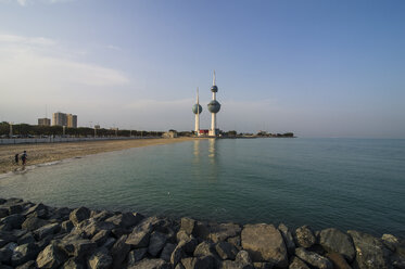 Arabien, Kuwait, Kuwait City, Kuwait Towers und Strand am Abend - RUNF00351