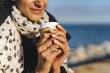 Frau hält Kaffee zum Mitnehmen in den Händen, Nahaufnahme - AFVF02073