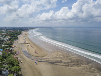 Indonesien, Bali, Semenyak, Luftaufnahme von Double-six beach - KNTF02494