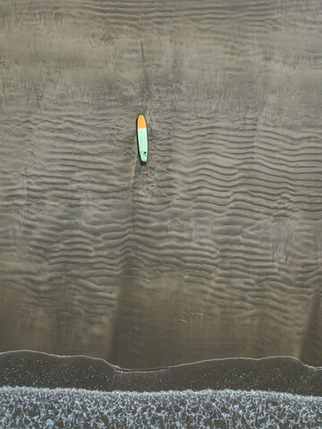 Bali, Kuta Beach, Surfbrett am Strand, Luftaufnahme, lizenzfreies Stockfoto
