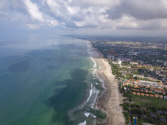 Bali, Kuta Beach, Indischer Ozean und Küstenlinie, Luftaufnahme - KNTF02515