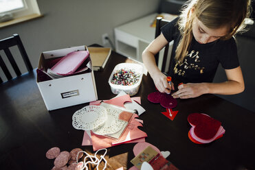 Hohe Winkel Ansicht von Mädchen machen Kunstwerk am Tisch - CAVF59682