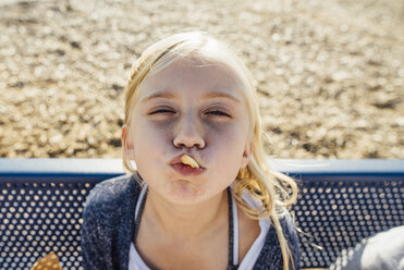 Hochformatiges Porträt eines Mädchens beim Essen - CAVF59700