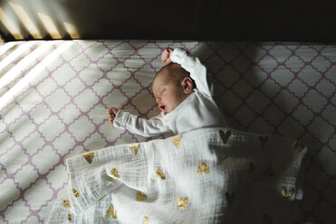 Hohe Winkel Ansicht der niedlichen Baby-Mädchen auf dem Bett zu Hause liegen - CAVF59757