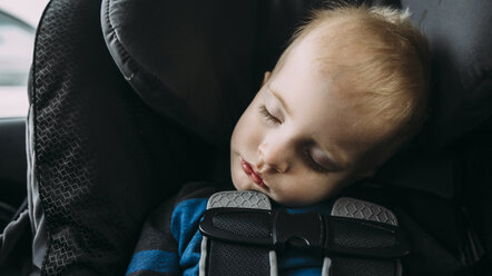 Nahaufnahme eines schlafenden Jungen im Auto - CAVF59775