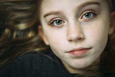 Porträt eines Mädchens von oben - CAVF59782