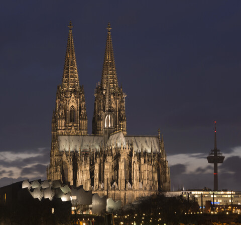 Deutschland, Köln, beleuchtetes Museum Ludwig, Kölner Dom und Fernsehturm in der Abenddämmerung, lizenzfreies Stockfoto