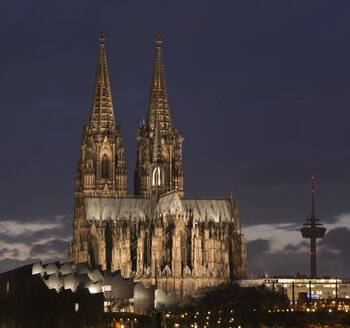 Deutschland, Köln, beleuchtetes Museum Ludwig, Kölner Dom und Fernsehturm in der Abenddämmerung - SKAF00070