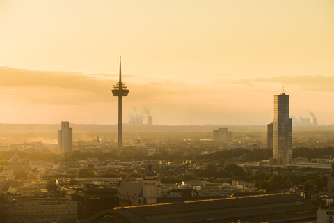 Deutschland, Köln, Silhouette von Uni-Center, Fernsehturm und Kölner Turm in der Dämmerung, lizenzfreies Stockfoto