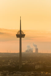 Deutschland, Köln, Silhouette des Fernsehturms in der Morgendämmerung - SKAF00072