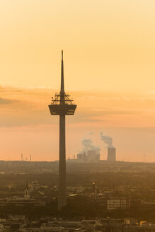 Deutschland, Köln, Silhouette des Fernsehturms in der Morgendämmerung - SKAF00072