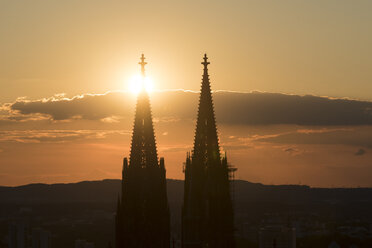 Germany, Cologne, silhouettes of spires of Cologne Cathedral at sunset - SKAF00073