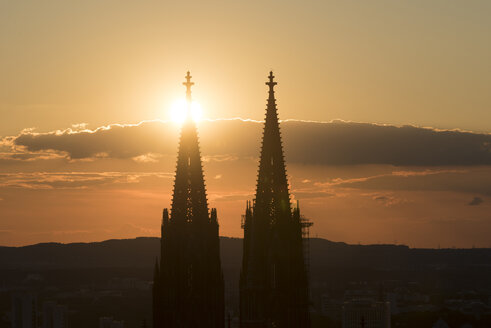 Deutschland, Köln, Silhouetten der Türme des Kölner Doms bei Sonnenuntergang - SKAF00073