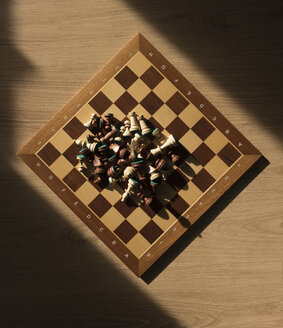 Chess pieces on chess board, top view - SKAF00081