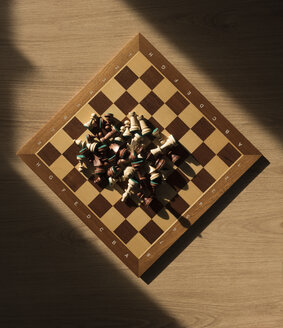 Schachfiguren auf Schachbrett, Draufsicht - SKAF00081