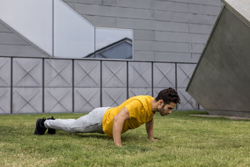 Junger Mann beim Training, Liegestütz - MAUF01874