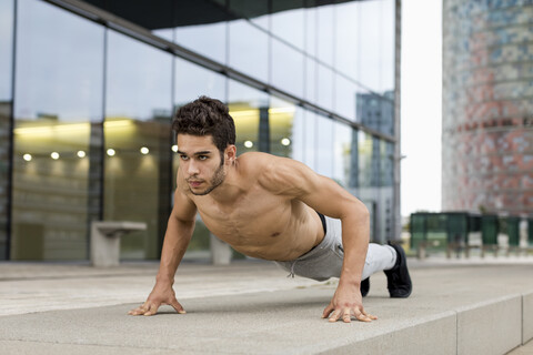 Junger Mann beim Training, Liegestütz, lizenzfreies Stockfoto