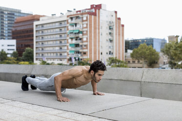 Young man during workout, pushup - MAUF01887