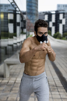 Junger Mann mit Trainingsmaske beim Training, Boxen - MAUF01890