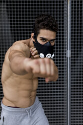 Junger Mann mit Trainingsmaske beim Training, Boxen - MAUF01892