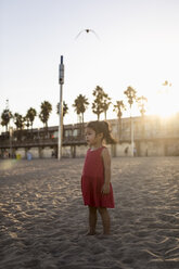 Niedliches kleines Mädchen steht am Strand und schaut auf das Meer - MAUF01912