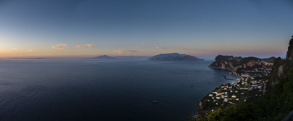 Italien, Kampanien, Golf von Neapel, Capri im Abendlicht - AMF06360