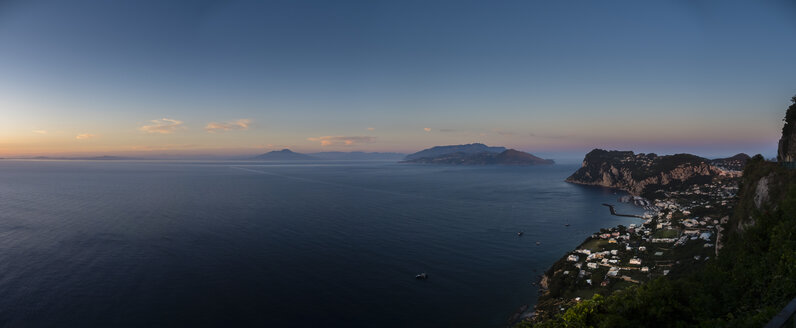 Italien, Kampanien, Golf von Neapel, Capri im Abendlicht - AMF06360