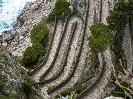 Italien, Kampanien, Capri, Via Krupp, Giardini di Augusto von oben - AMF06363