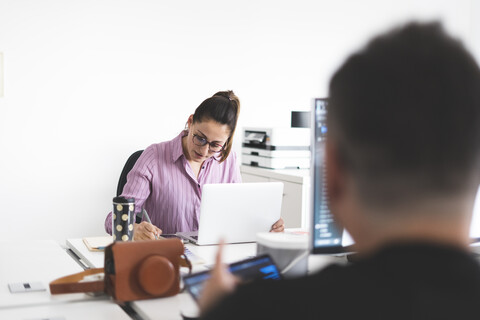 Designer arbeiten im Büro, lizenzfreies Stockfoto