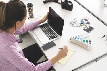 Designer bei der Arbeit im Büro, mit Laptop - ERRF00338