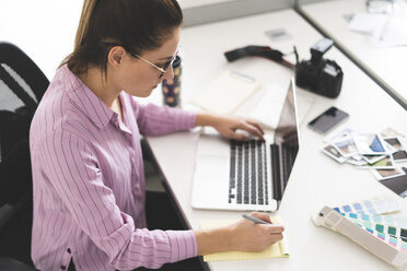 Designer bei der Arbeit im Büro, mit Laptop - ERRF00339