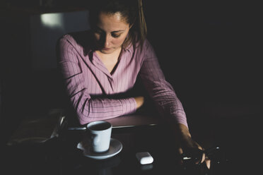 Frau, die lange arbeitet, sitzt in einem Kaffeehaus - ERRF00354